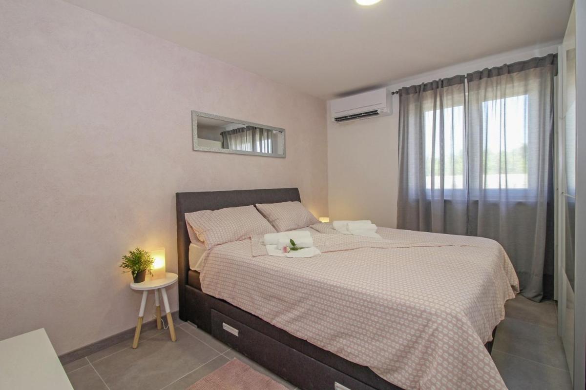 Natascha In Pamici - Haus Fuer 6 Personen Villa Žminj Dış mekan fotoğraf